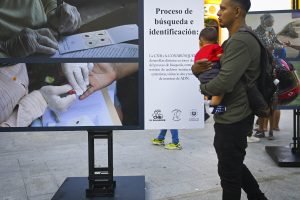 Pasado y presente de la historia contemporánea salvadoreña se contraponen en la muestra fotográfica. San Salvador, agosto de 2022. Foto: Luis Galdámez